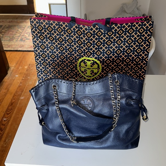 Tory Burch Navy Thea Slouchy Chain Bag - Picture 16 of 17